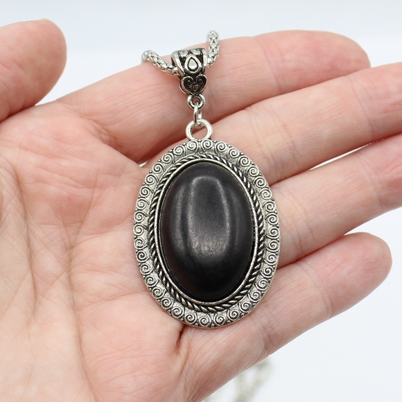 Oval black stone necklace - Picture 2 of 5